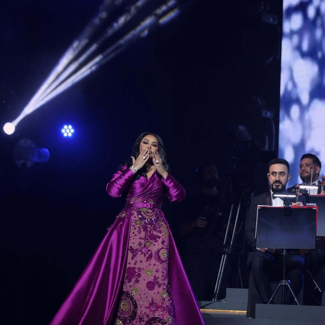 أحلام تتألق بالبنفسجي الملكي وتخطف الأنظار على المسرح