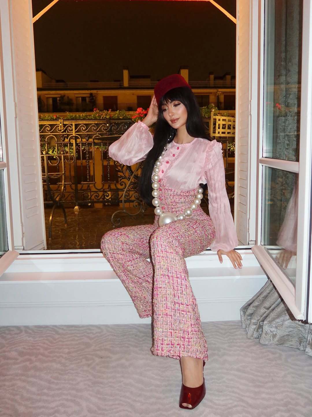 نور الغندور تخطف الأنظار بجمبسوت وردي في جلسة تصوير باريسية