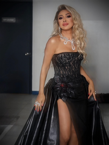 من تصميم ابنتها تيا.. نوال الزغبي بفستان بفتحة جانبية