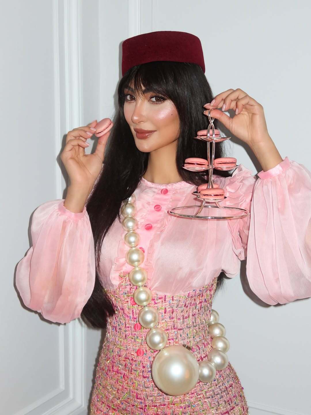 نور الغندور تخطف الأنظار بجمبسوت وردي في جلسة تصوير باريسية