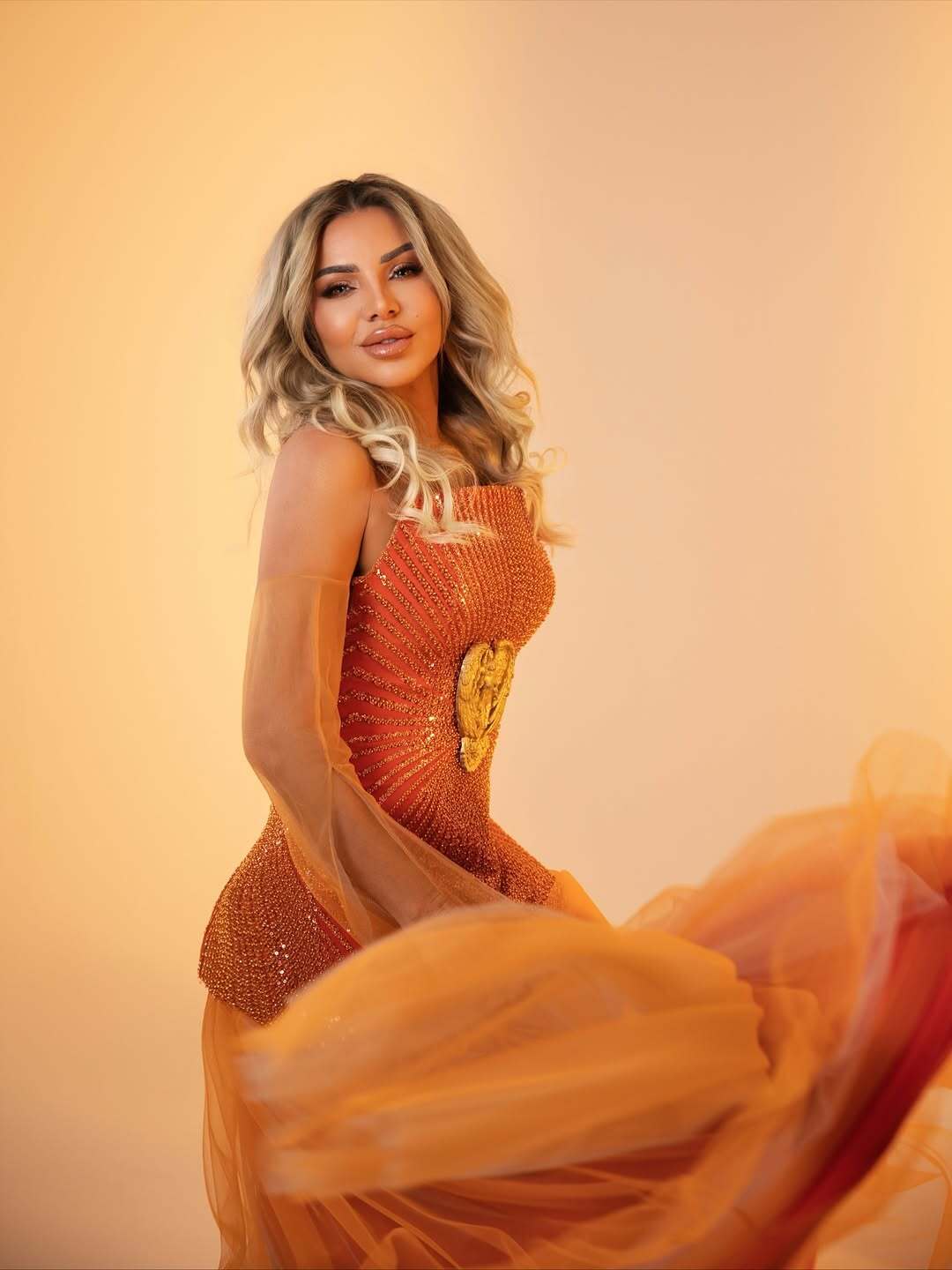 رزان المغربي تشعل إنستغرام بفستان برتقالي ساحر