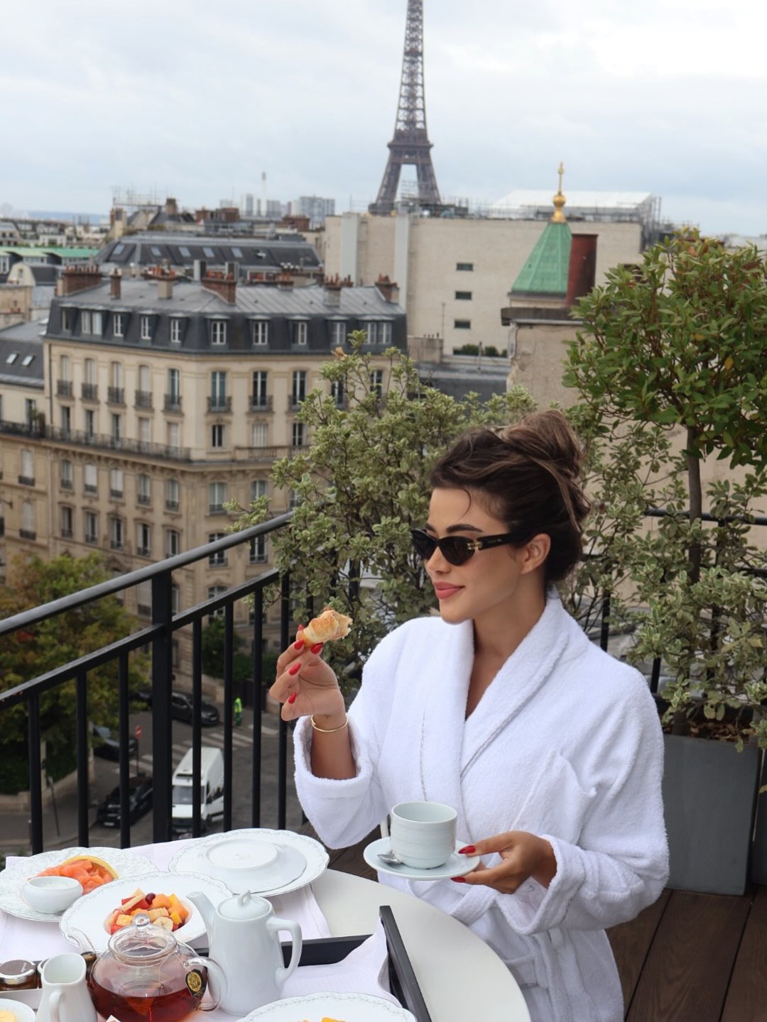 يارا السكري بالبرنص في البلكونة بباريس