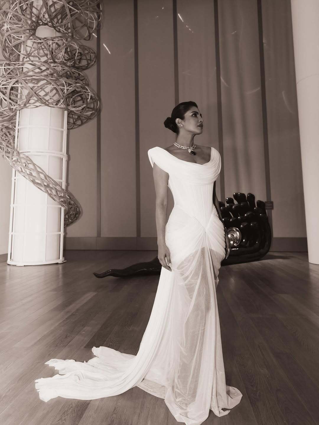 بريانكا شوبرا تتألق بفستان أبيض أسطوري يفيض أنوثة