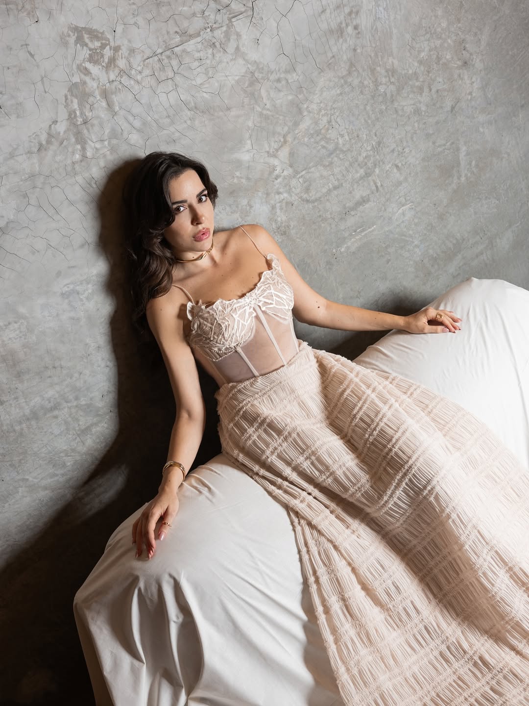 سارة أبي كنعان تخطف الأنظار بفستان بيج كلاسيكي