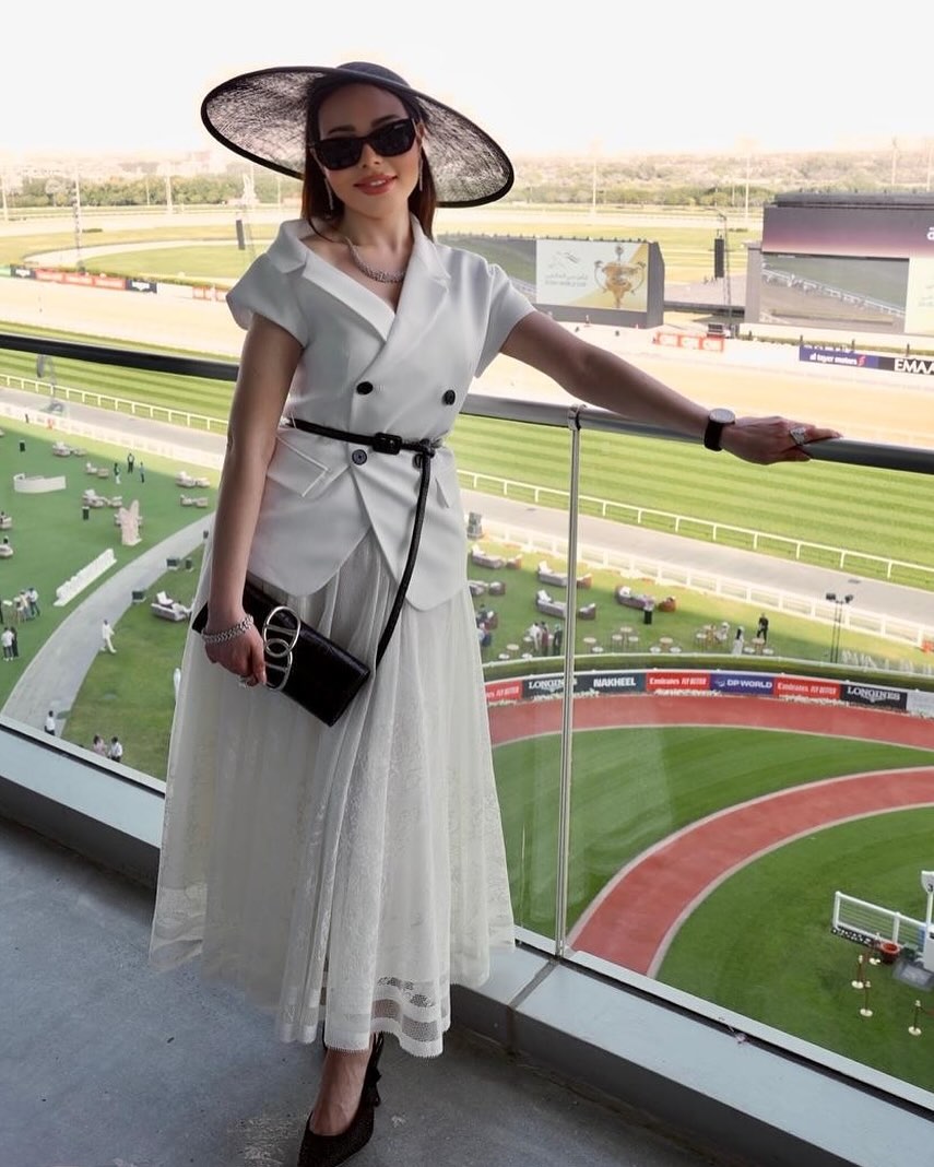 أسما إبراهيم تتألق بإطلالة كلاسيكية بكأس دبي العالمي للخيول