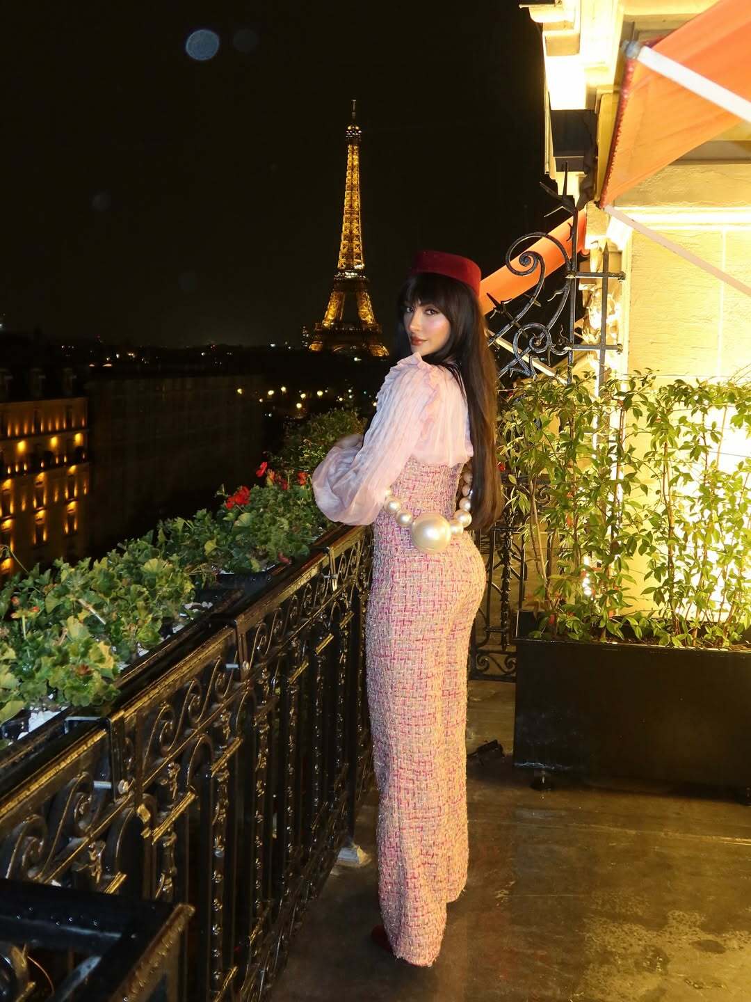 نور الغندور تخطف الأنظار بجمبسوت وردي في جلسة تصوير باريسية