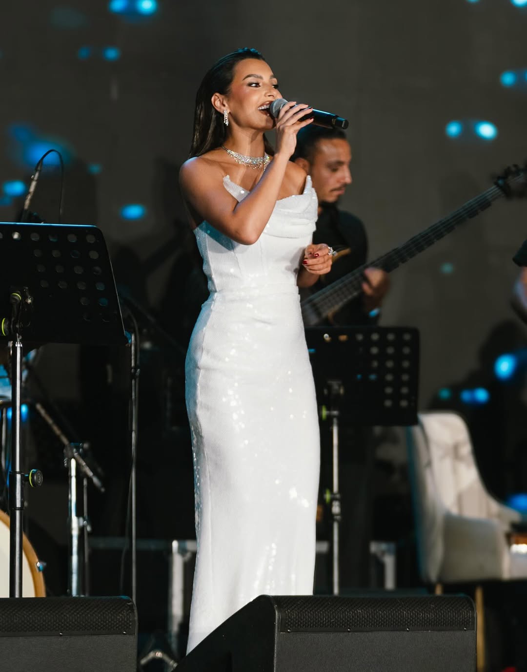 كارمن سليمان براقة بالأبيض بحفلها الأخير في القاهرة