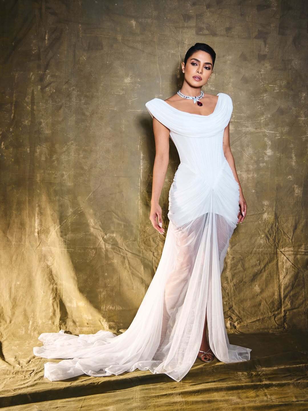 بريانكا شوبرا تتألق بفستان أبيض أسطوري يفيض أنوثة
