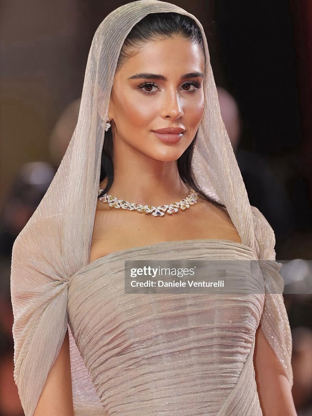 تصميم رامي قاضي يمنح رهف الحربي لمسة ملكية ب مهرجان فينيسيا