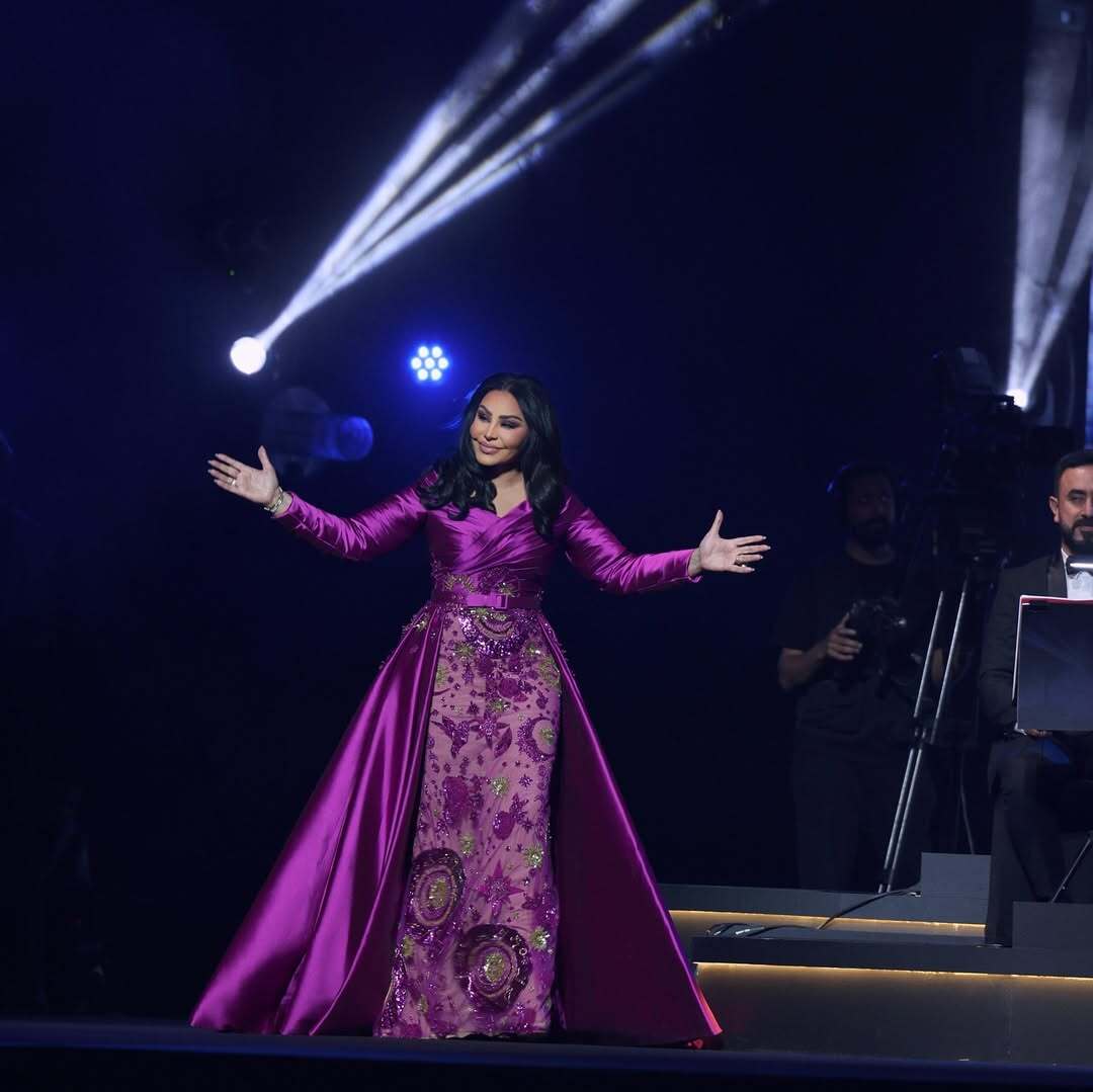 أحلام تتألق بالبنفسجي الملكي وتخطف الأنظار على المسرح