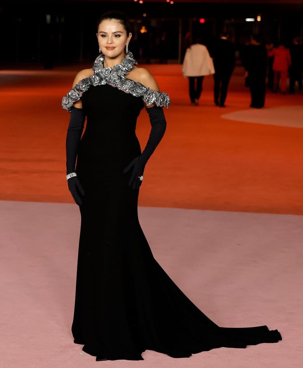 فستان سيلينا غوميز الاسود