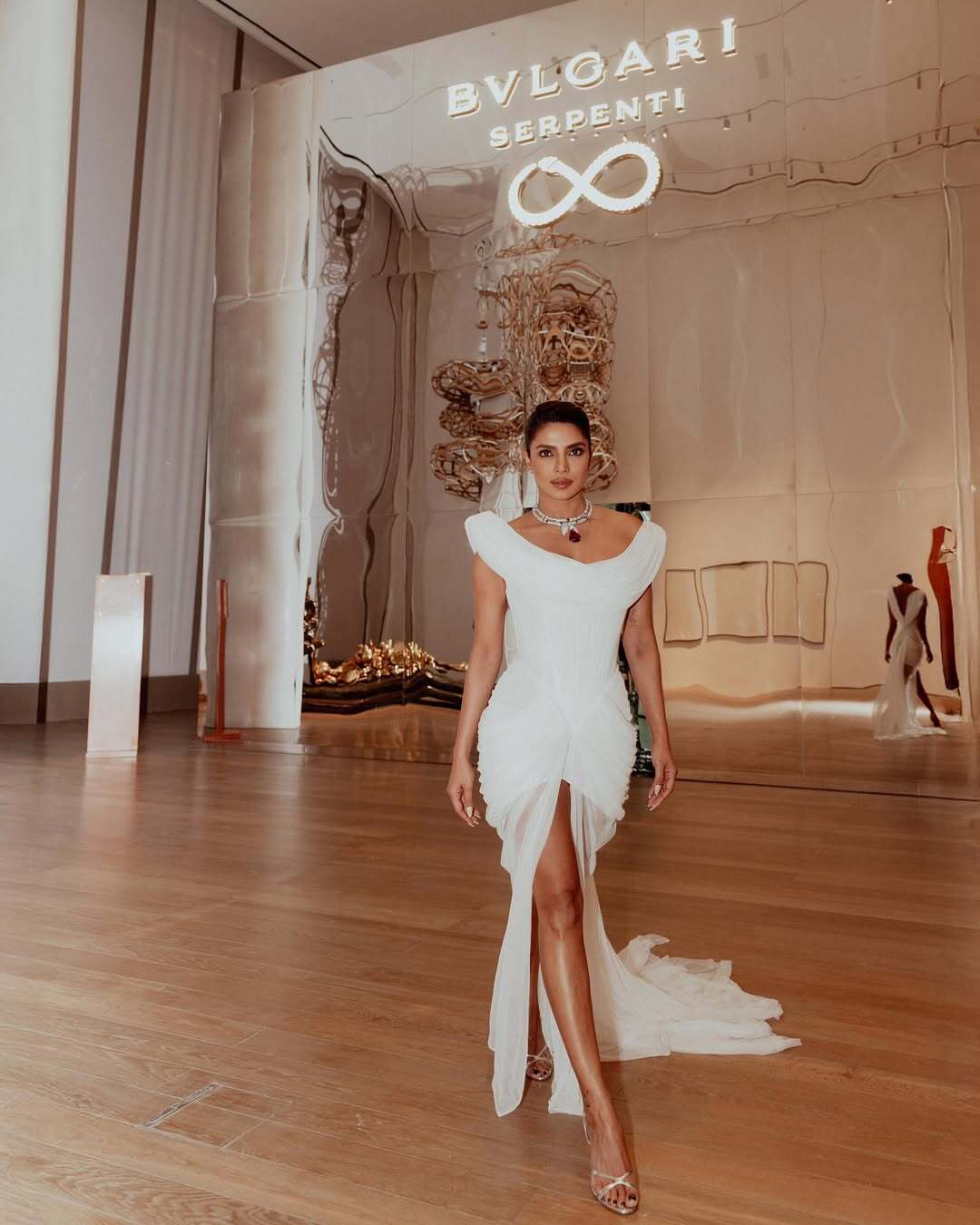 بريانكا شوبرا تتألق بفستان أبيض أسطوري يفيض أنوثة