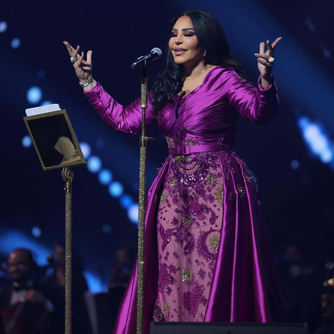 أحلام تتألق بالبنفسجي الملكي وتخطف الأنظار على المسرح