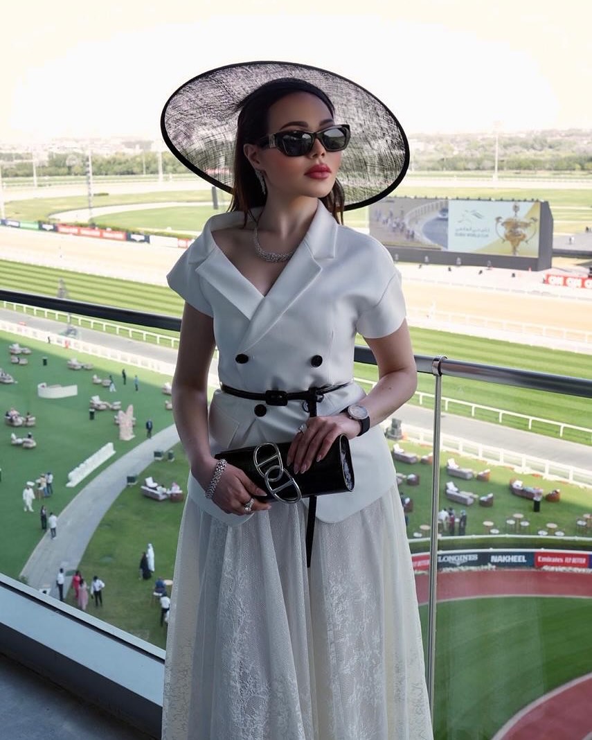 أسما إبراهيم تتألق بإطلالة كلاسيكية بكأس دبي العالمي للخيول