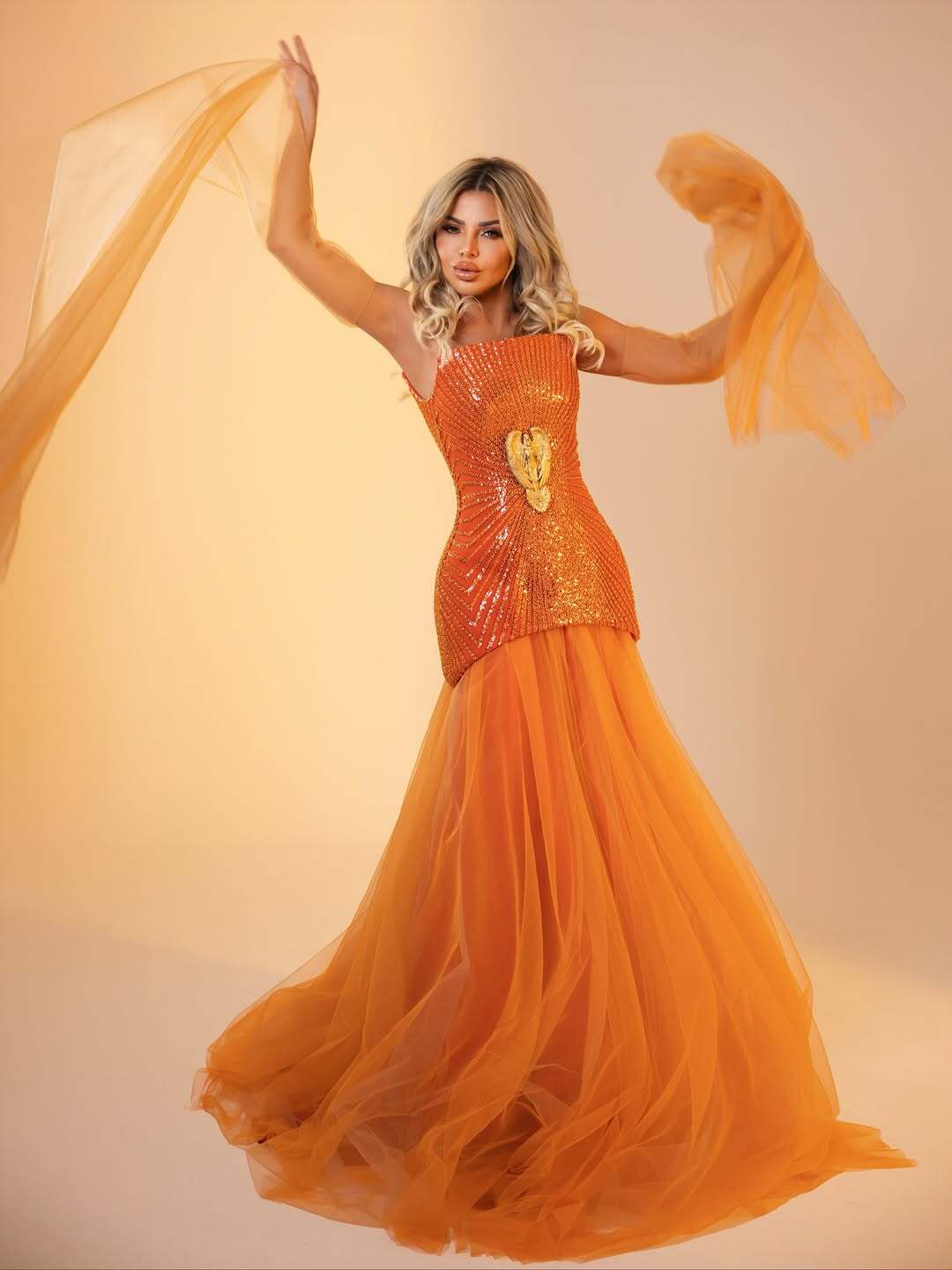 رزان المغربي تشعل إنستغرام بفستان برتقالي ساحر