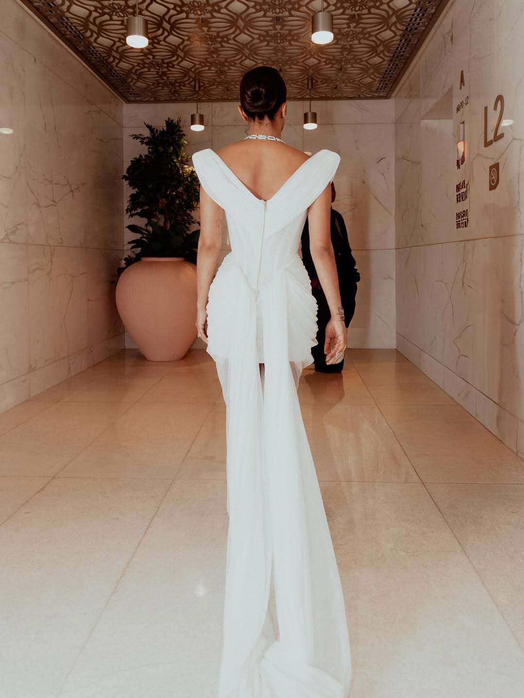 بريانكا شوبرا تتألق بفستان أبيض أسطوري يفيض أنوثة