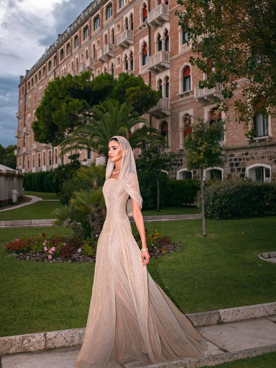 تصميم رامي قاضي يمنح رهف الحربي لمسة ملكية ب مهرجان فينيسيا