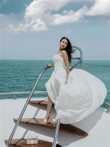 أسما إبراهيم تودع الصيف بإطلالة على متن يخت