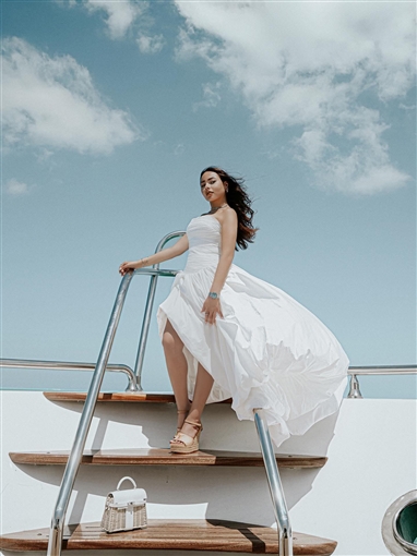 أسما إبراهيم تودع الصيف بإطلالة على متن يخت