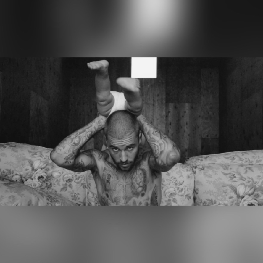 Justin Bieber surprises his fans with the album Swag and appears