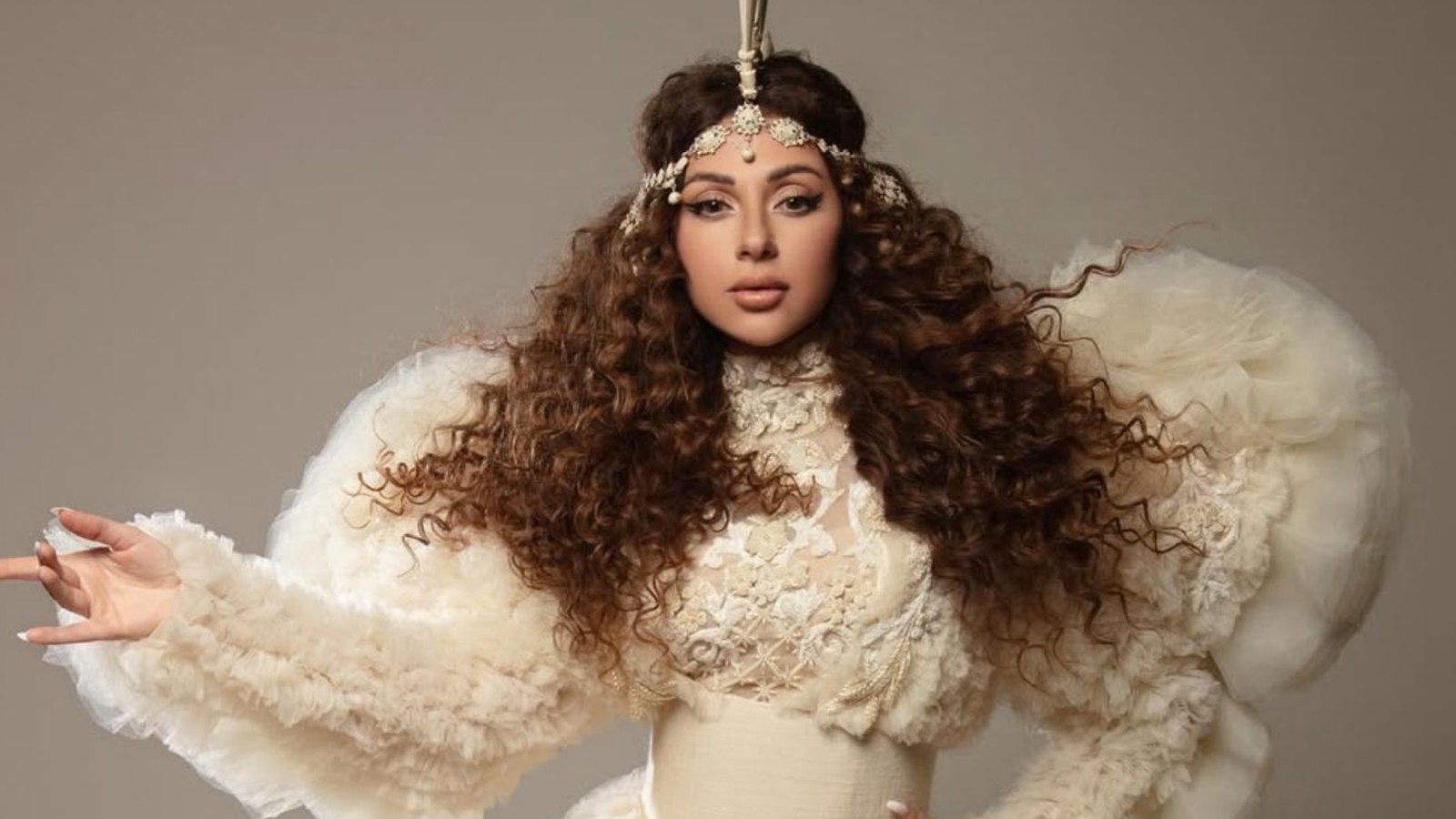 طبقات الفرو والأكمام المنتفخة تهيمن على فستان ميريام فارس