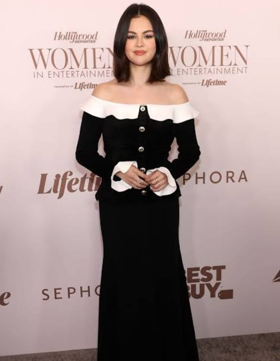 فستان سيلينا غوميز الاسود