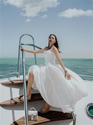 أسما إبراهيم تودع الصيف بإطلالة على متن يخت