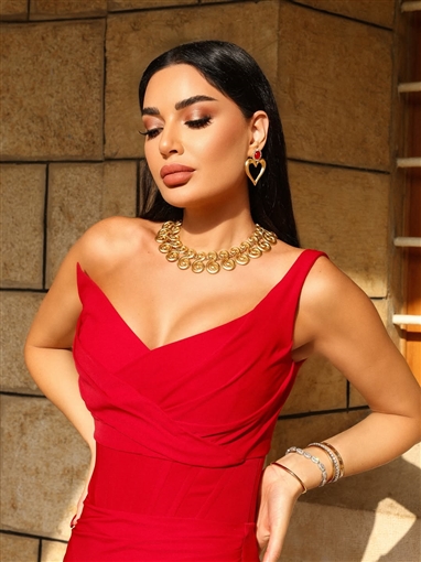 سيرين عبد النور تتألق بالأحمر في حفل زفاف ابن شقيقتها