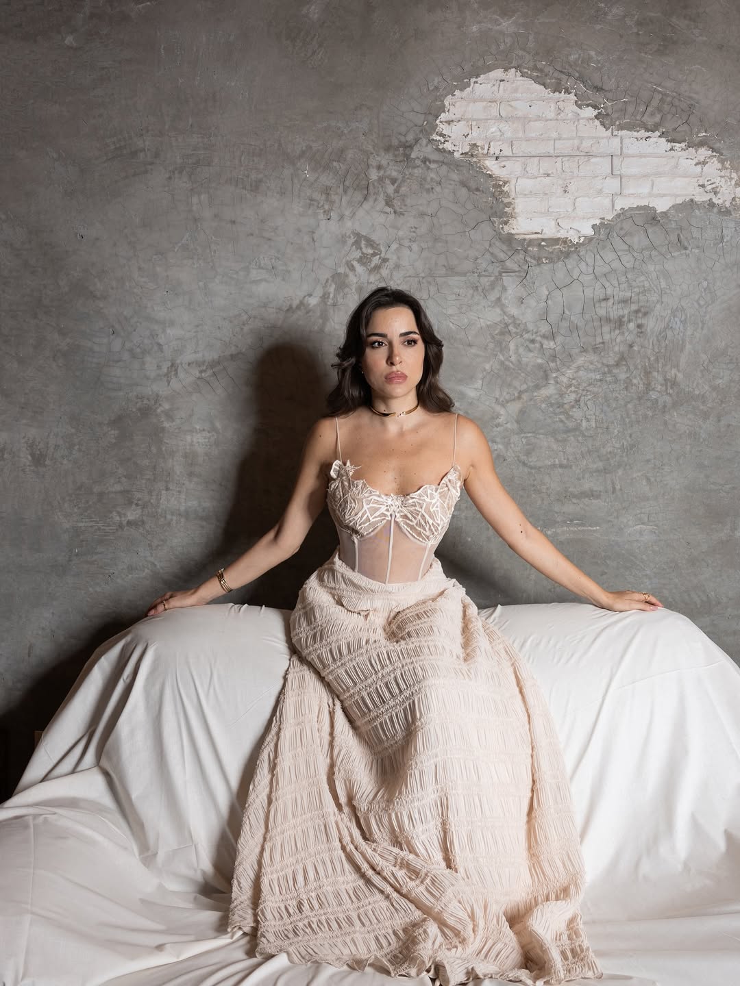 سارة أبي كنعان تخطف الأنظار بفستان بيج كلاسيكي