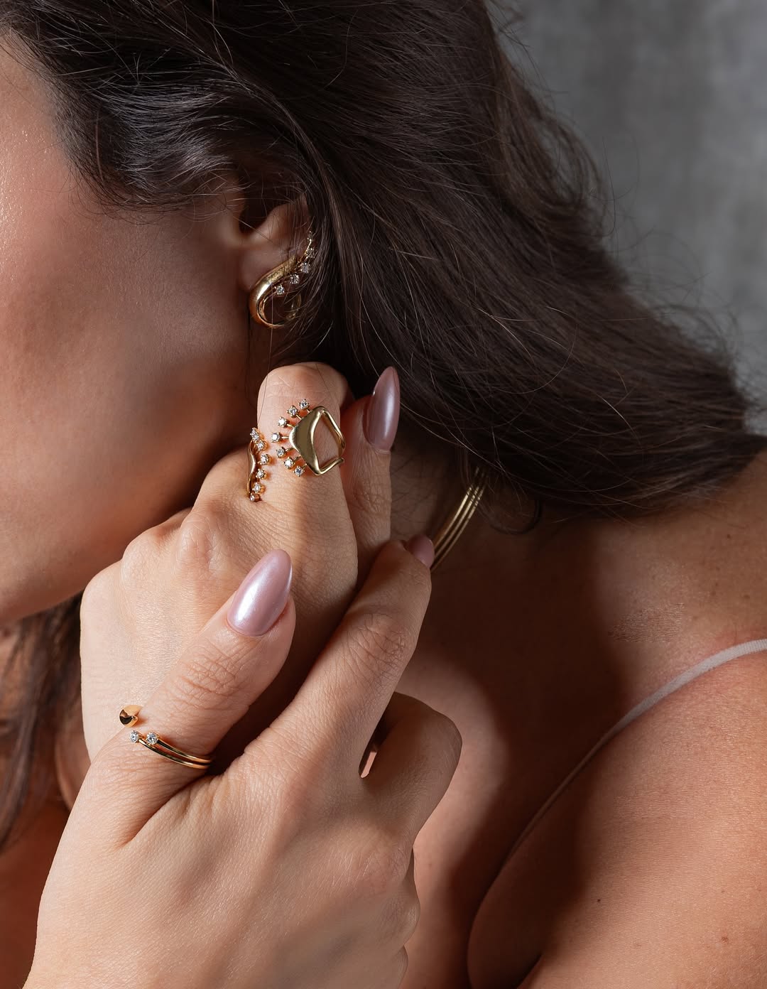 سارة أبي كنعان تخطف الأنظار بفستان بيج كلاسيكي