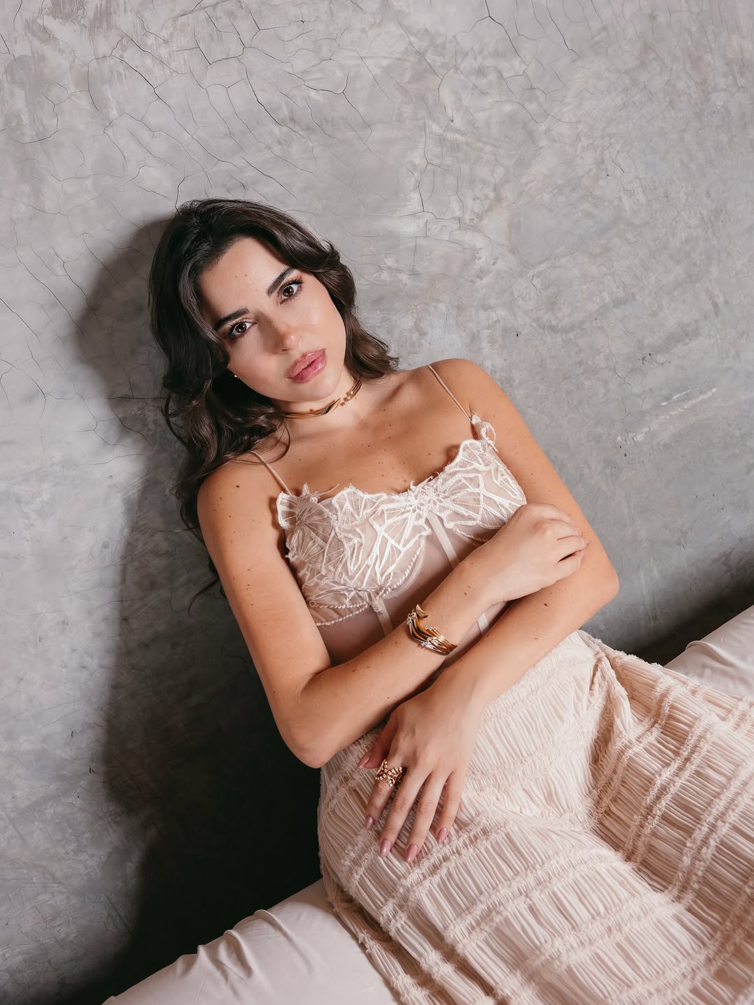 سارة أبي كنعان تخطف الأنظار بفستان بيج كلاسيكي