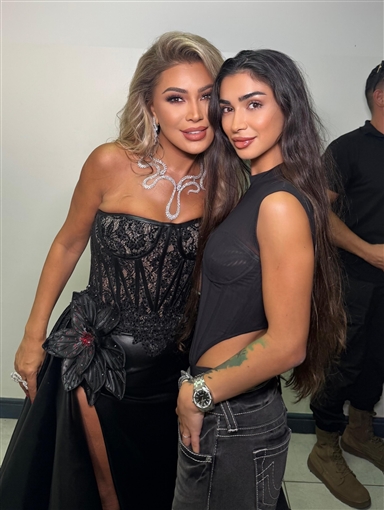 من تصميم ابنتها تيا.. نوال الزغبي بفستان بفتحة جانبية