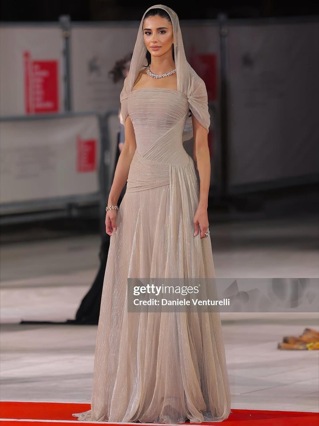 تصميم رامي قاضي يمنح رهف الحربي لمسة ملكية ب مهرجان فينيسيا