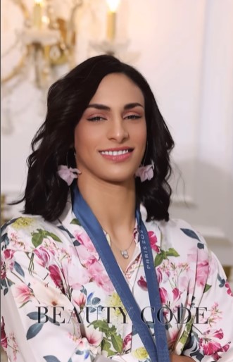 Iman Khalifa takes off her tracksuit and appears in full femininity