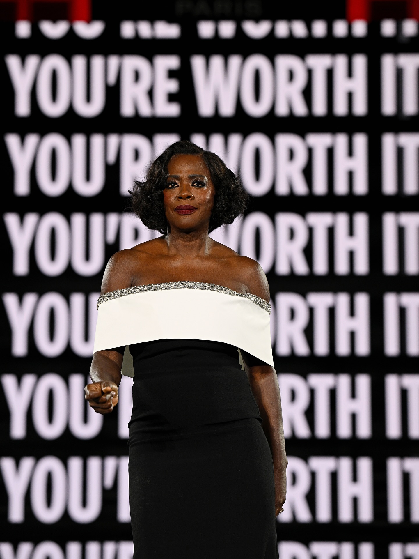 أسيل عمران وكيندال جينر.. أناقة النجمات في عرض لوريال باريس