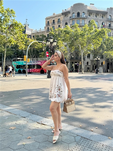 نسرين طافش بفستان قصير وحقيبة.. تعرف على سعرهما