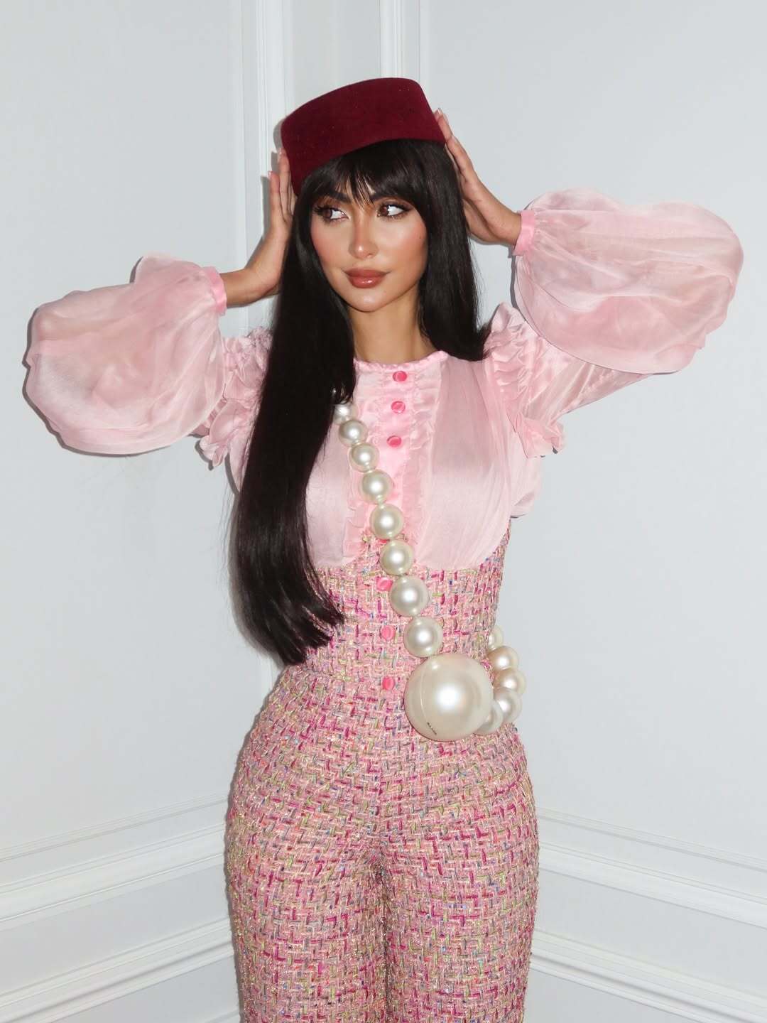 نور الغندور تخطف الأنظار بجمبسوت وردي في جلسة تصوير باريسية