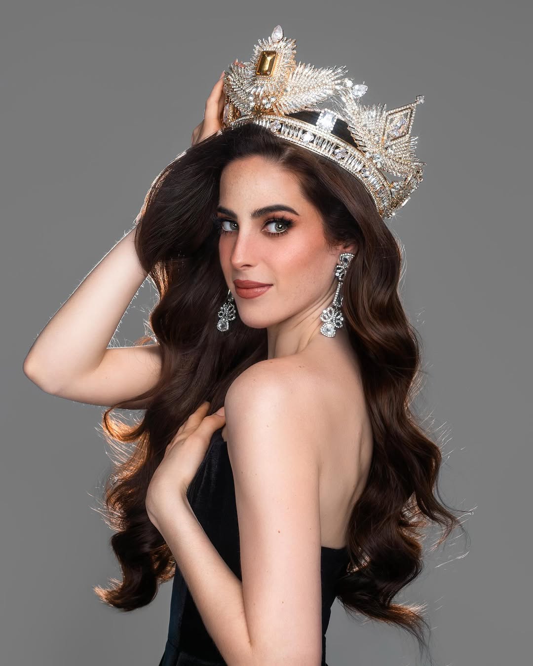 غبي... أزمة في مسابقة ملكة جمال الكون بعد إهانة الممثلة المكسيكية