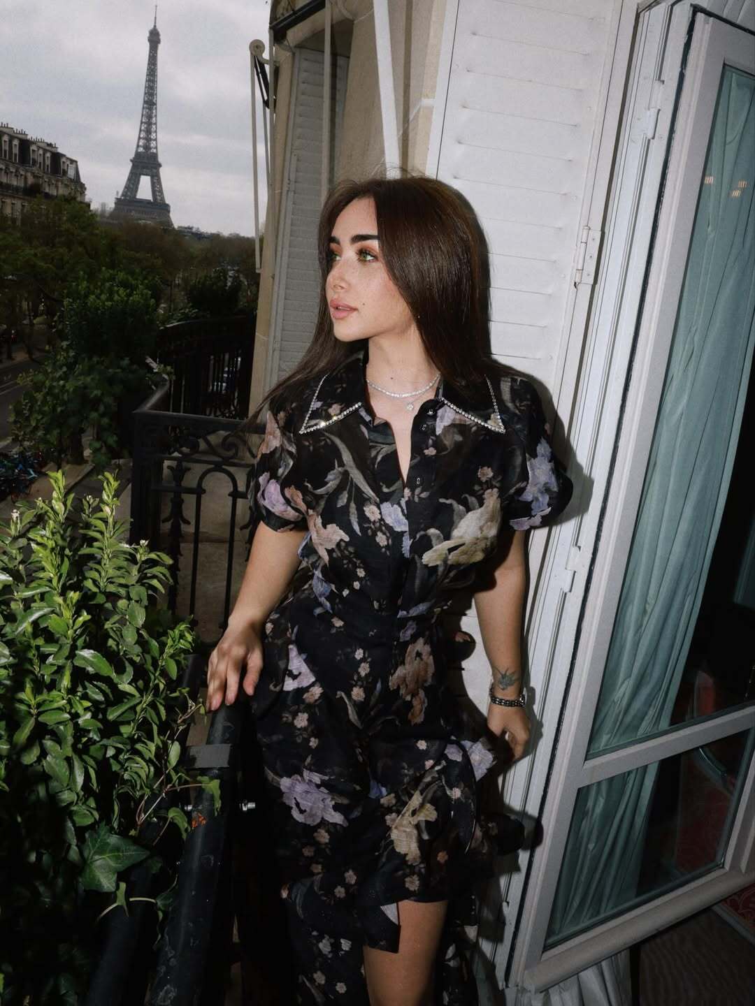 هنا الزاهد تخطف الأنظار بجلسة تصوير ساحرة من شرفة باريس