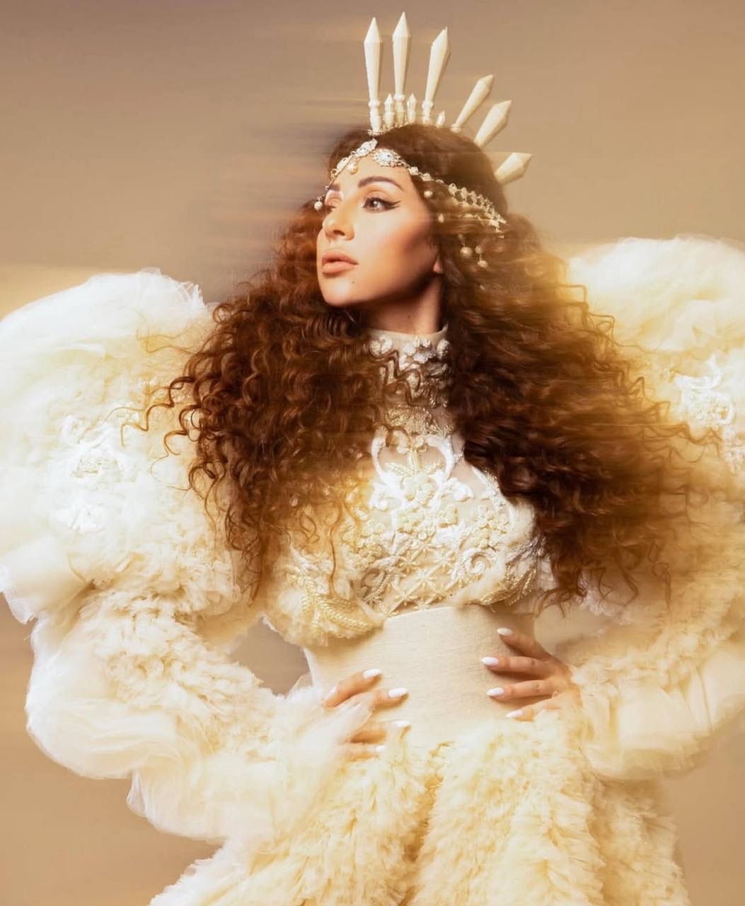 طبقات الفرو والأكمام المنتفخة تهيمن على فستان ميريام فارس