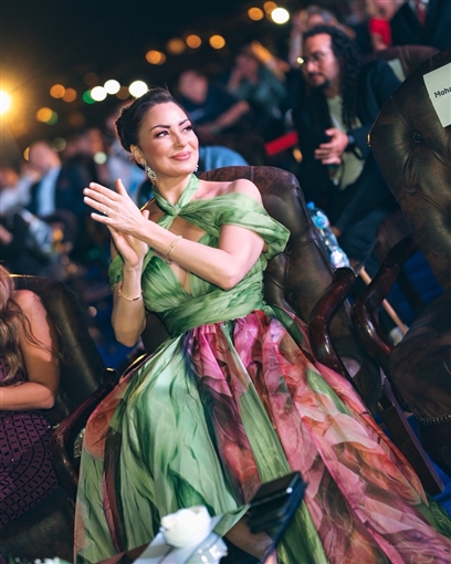 نرمين الفقي بفستان شيفون في افتتاح مهرجان الغردقة