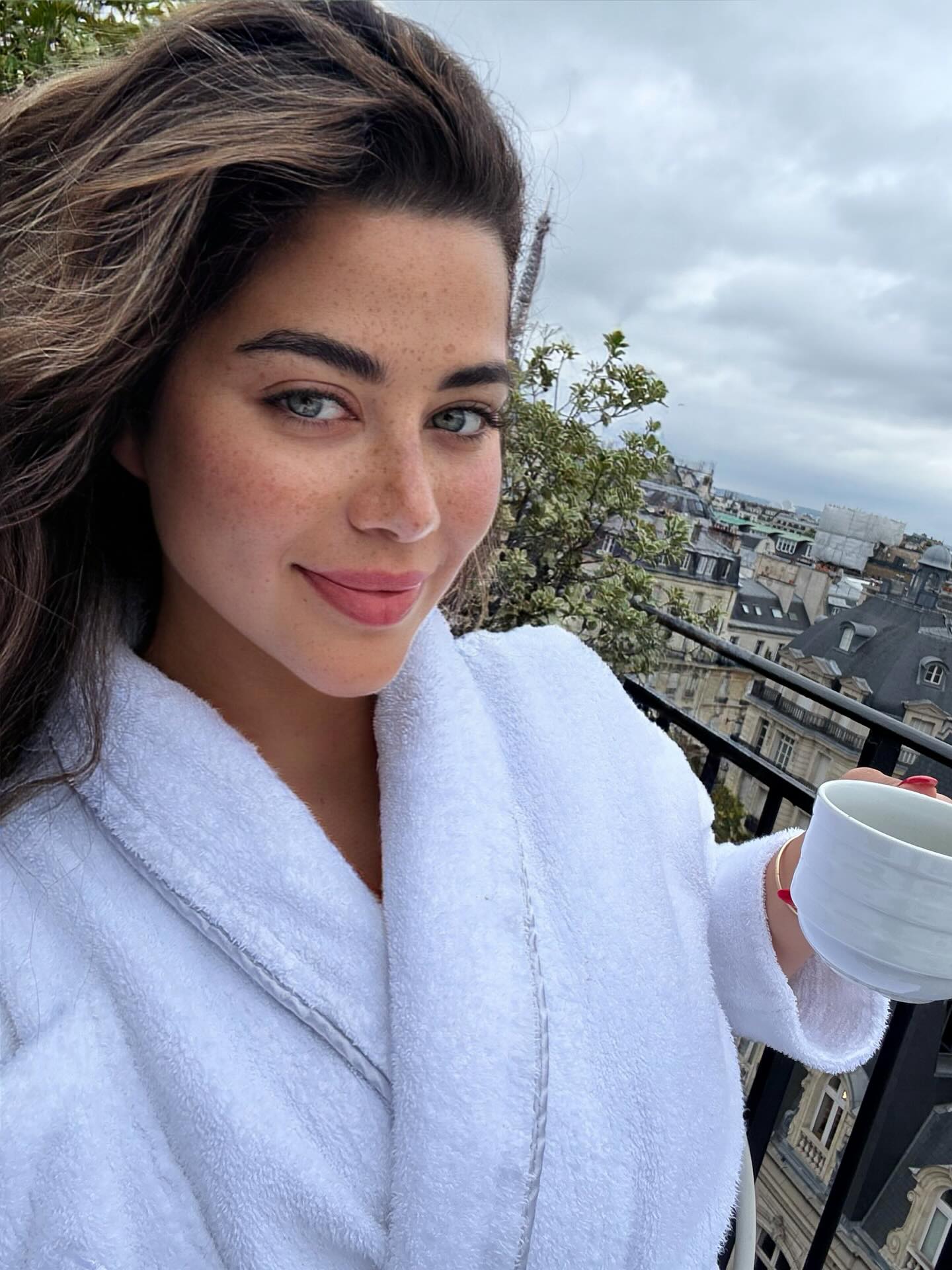 يارا السكري بالبرنص في البلكونة بباريس