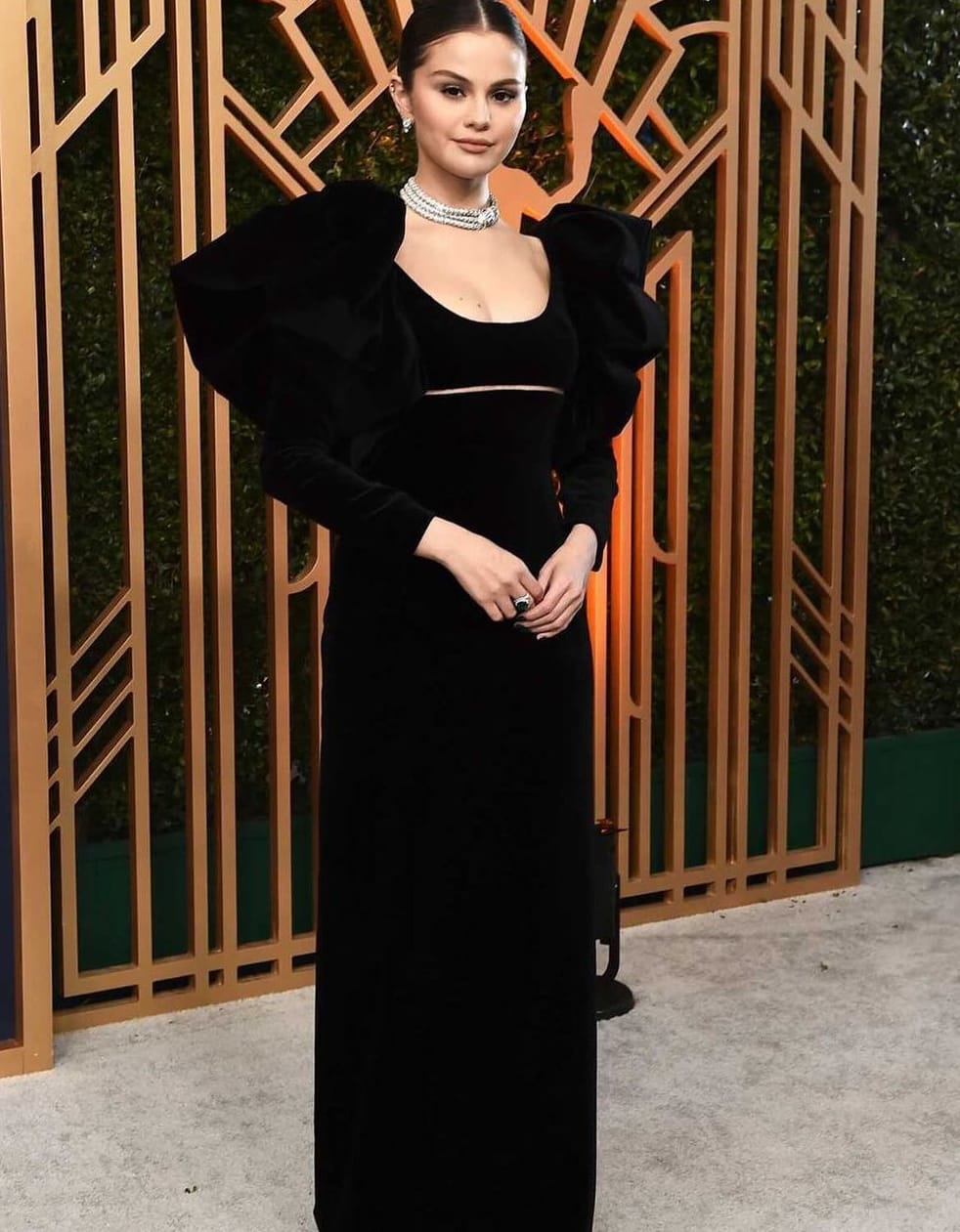 فستان سيلينا غوميز الاسود