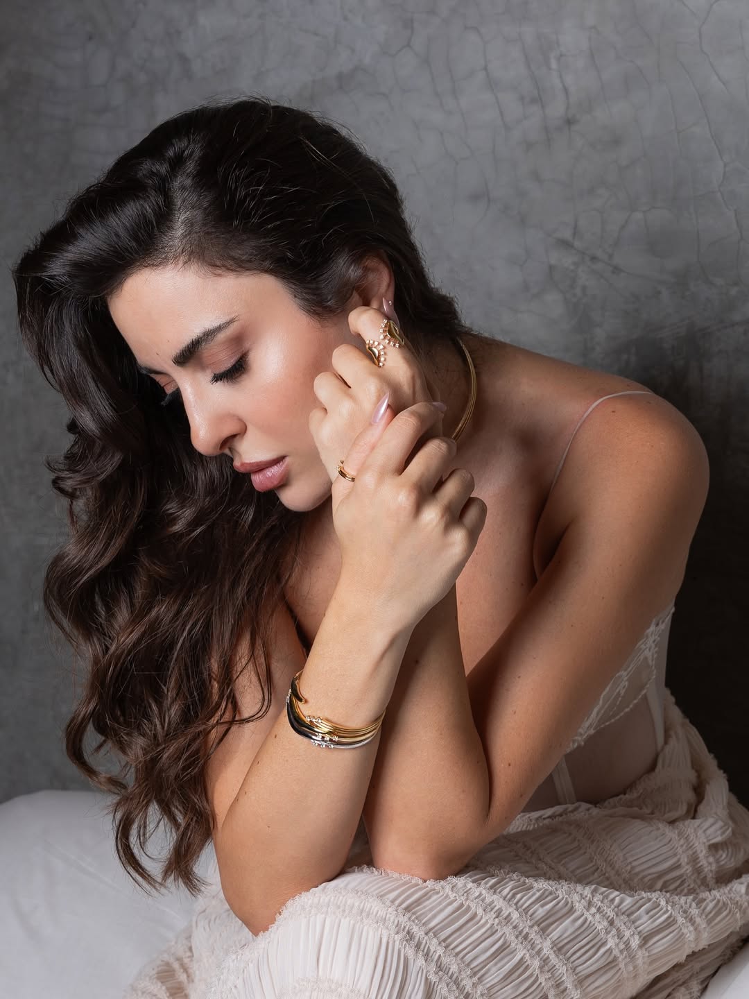 سارة أبي كنعان تخطف الأنظار بفستان بيج كلاسيكي