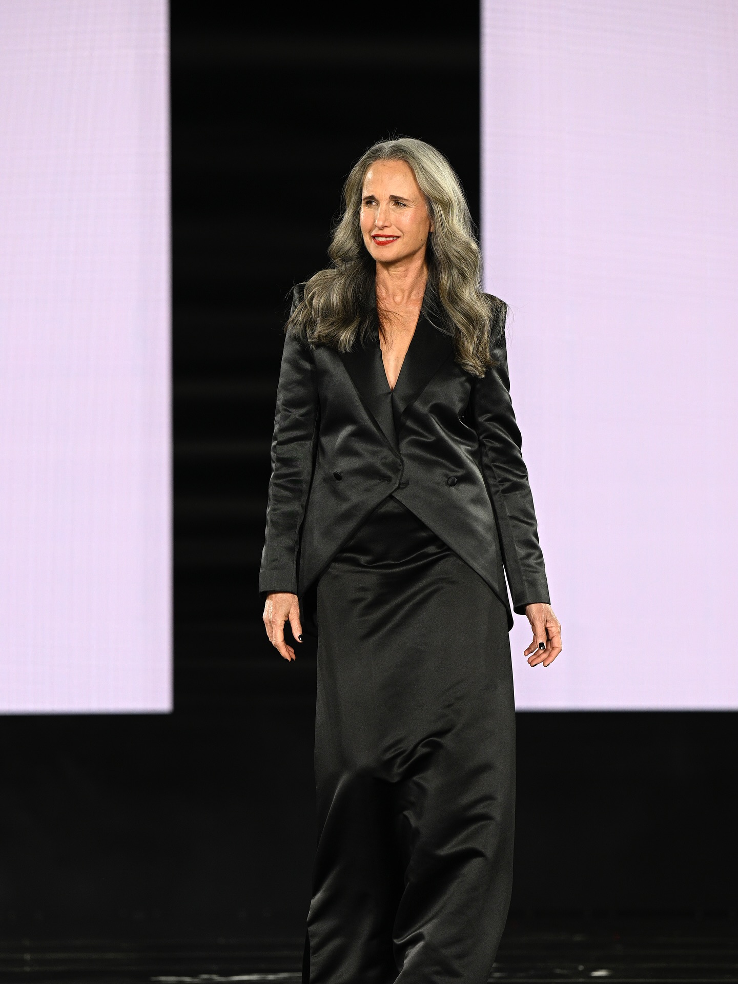 أسيل عمران وكيندال جينر.. أناقة النجمات في عرض لوريال باريس