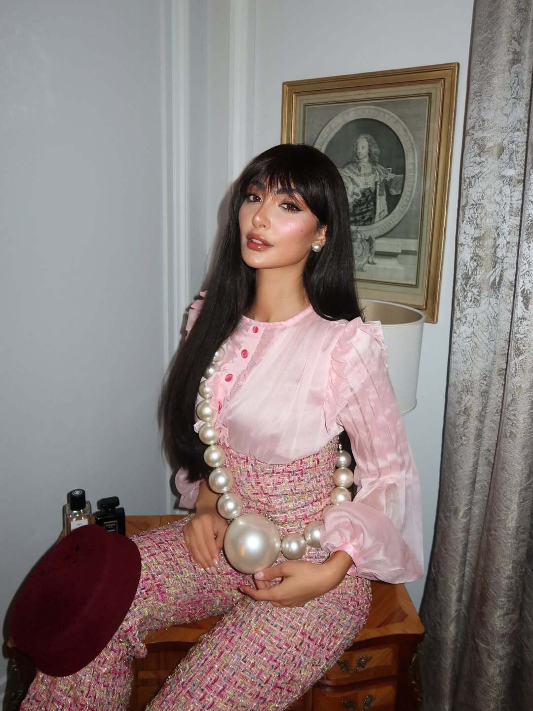 نور الغندور تخطف الأنظار بجمبسوت وردي في جلسة تصوير باريسية