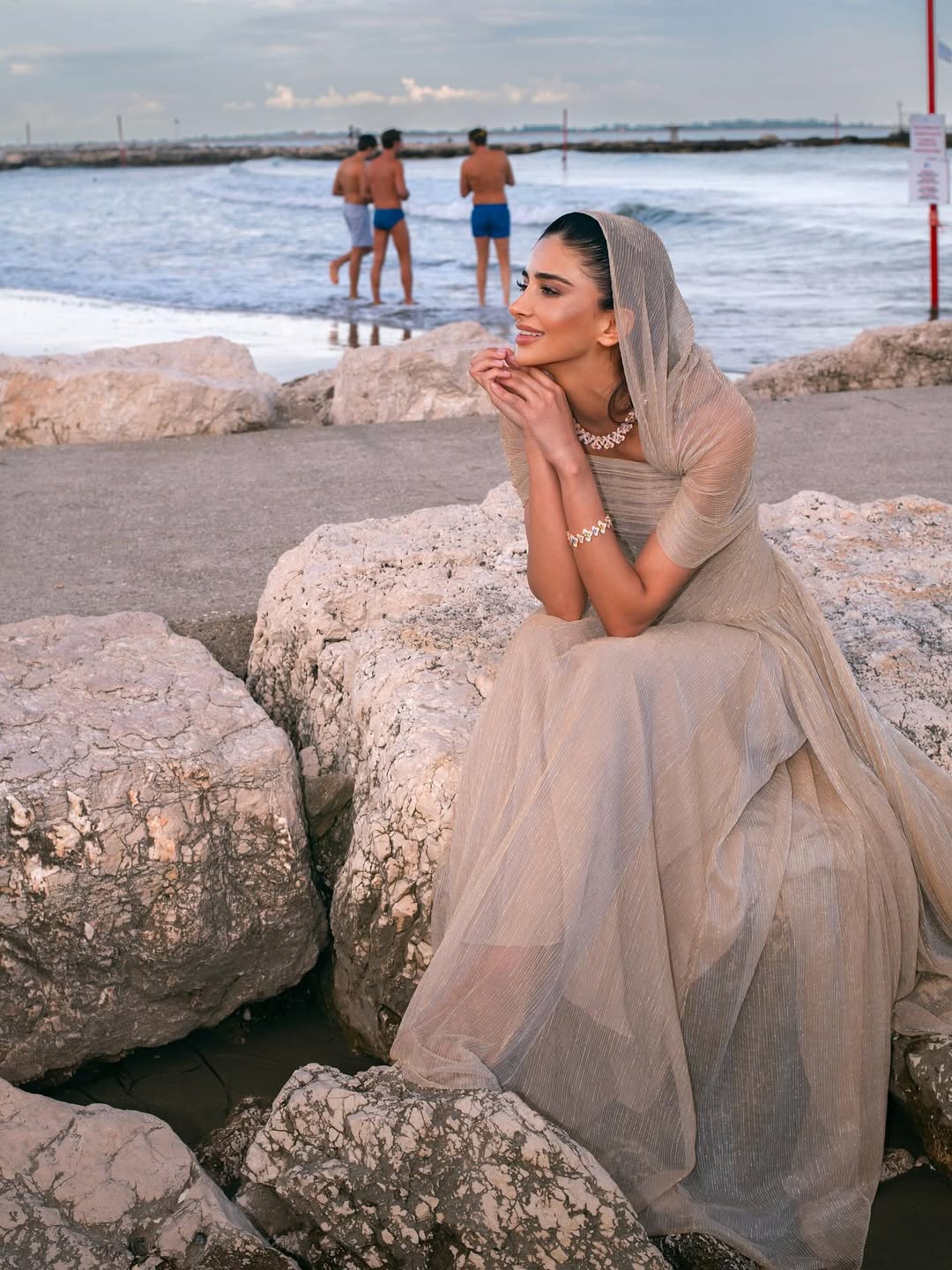 تصميم رامي قاضي يمنح رهف الحربي لمسة ملكية ب مهرجان فينيسيا