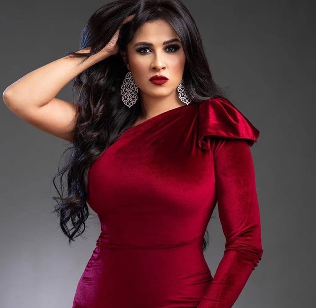 جولة في حياة ياسمين عبدالعزيز نجمة الكوميديا وساحرة الشاشة