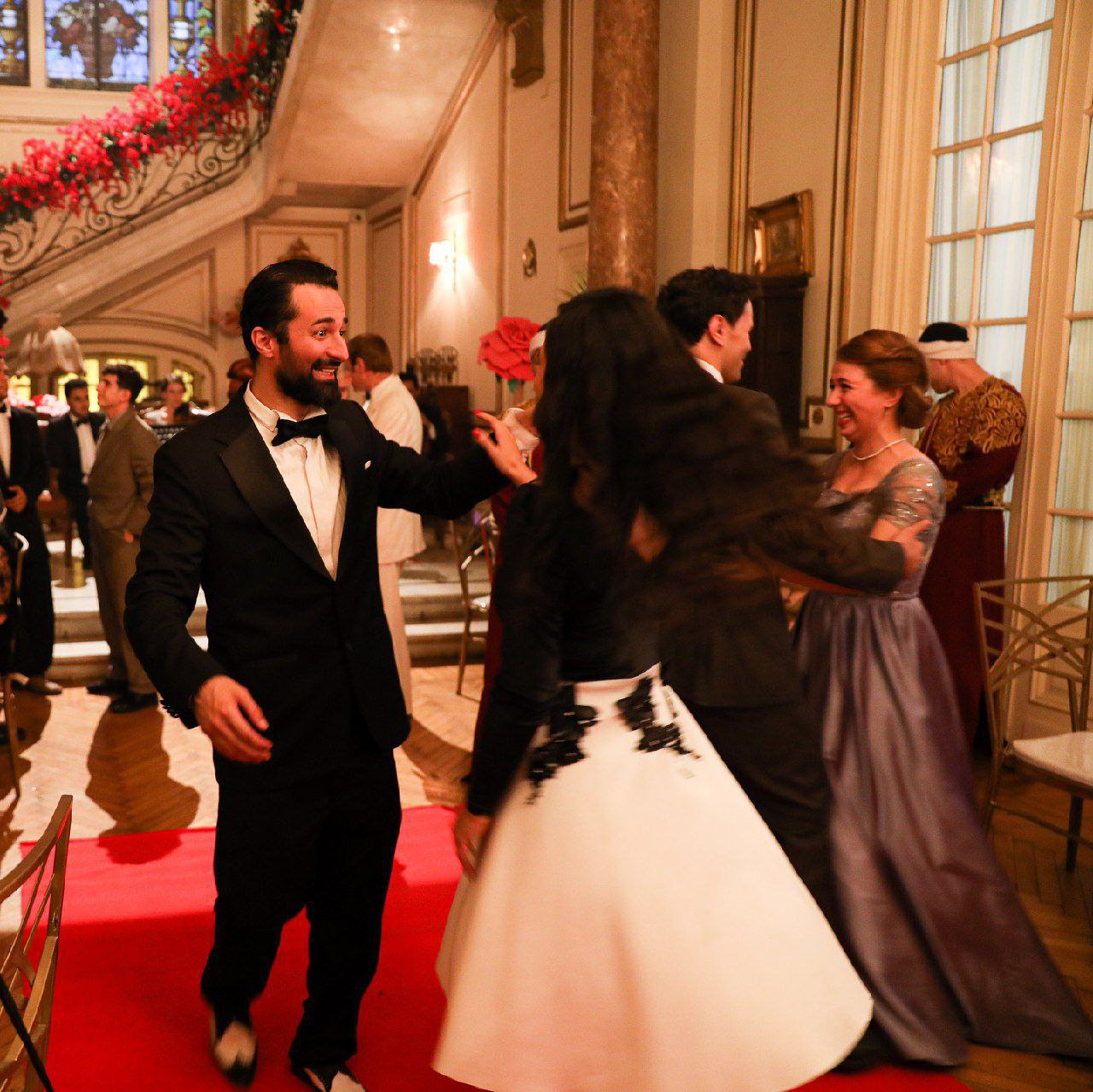 لقطات مميزة في عمر أفندي.. عمرو دياب في الأربعينيات